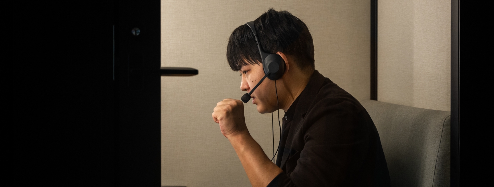 オフィス内のテレキューブを使用して遠方の新規顧客を中心に、Web商談を行います（新規業務）